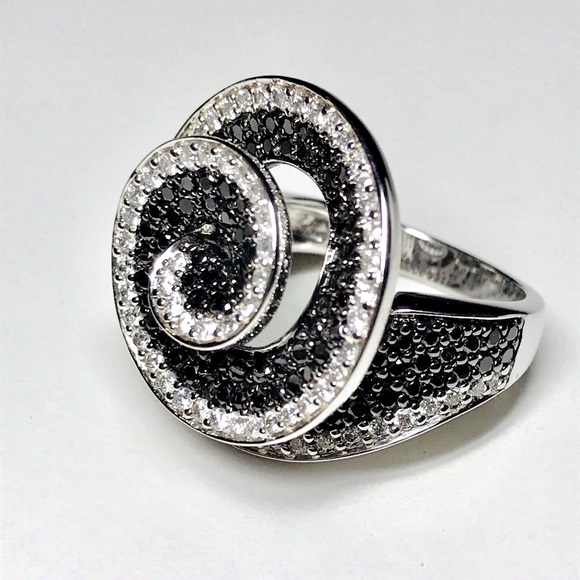 ⭐️HOST PICK⭐️ MACYS Black & White Diamonds 14KT Gold Spiral Ring - Picture 2 of 12